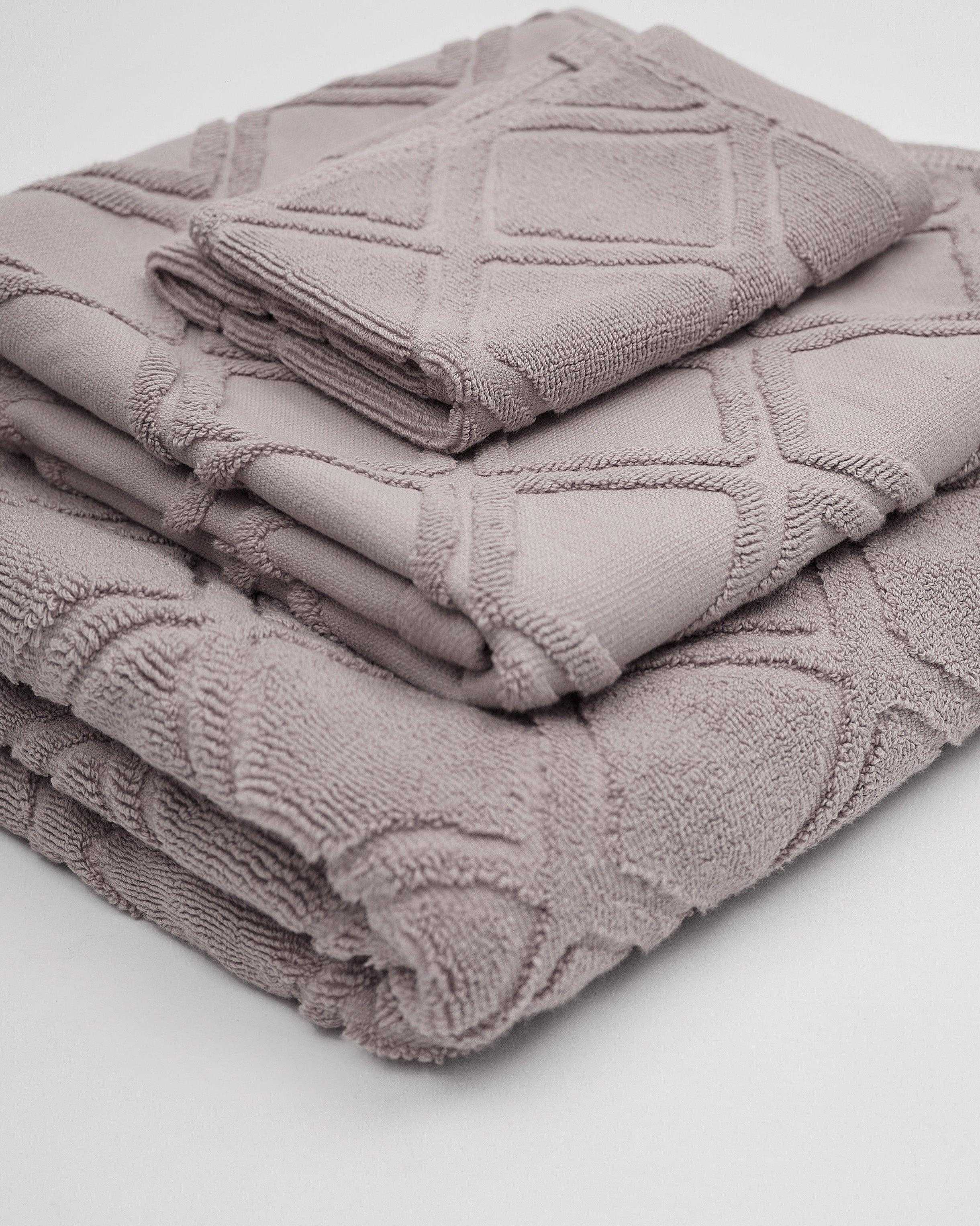 Luxurious and absorbent Gris Towel Collection made of 100% cotton, perfect for modern bathrooms.